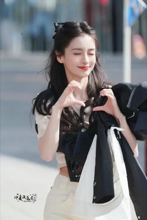 angelababy奔跑吧对粉丝比心##angelababy比心给粉丝打招呼#超可爱的