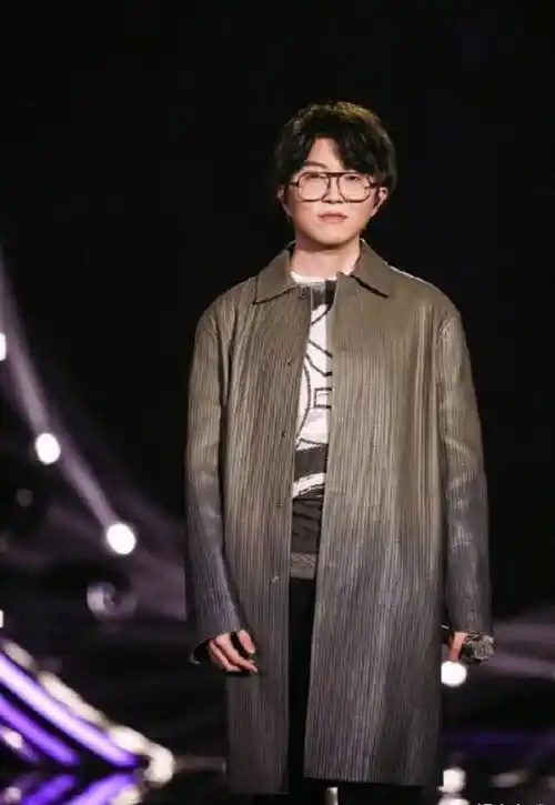 原创毛不易抽烟喝酒纹身被中国作家警告限三个月内戒掉否则逐出娱乐圈