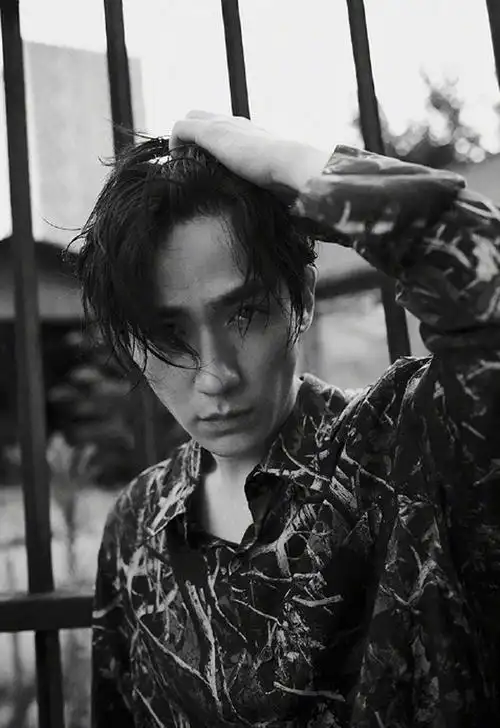 朱一龙图片 朱一龙黑白时尚大片