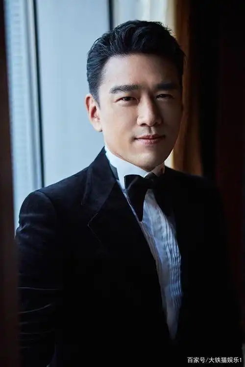 西装是男明星出席活动最常见的着装,没有之一.