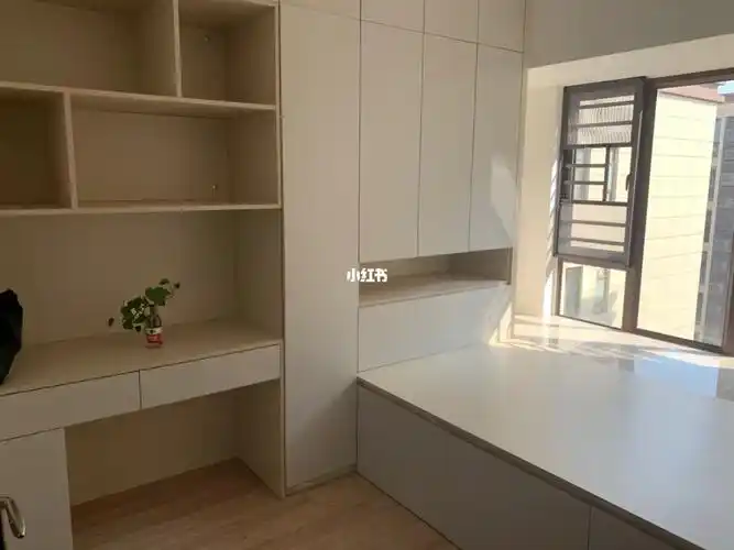 分享8平米小卧室榻榻米～持续软装中