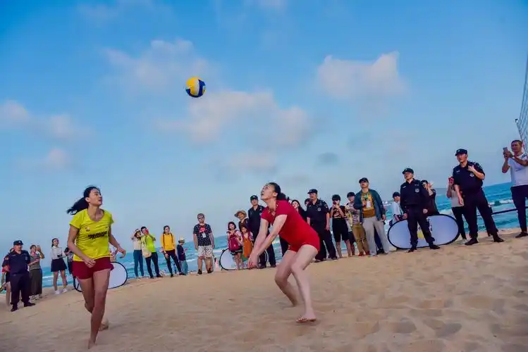 惠若琪海南过年为公益大秀沙滩排球技巧