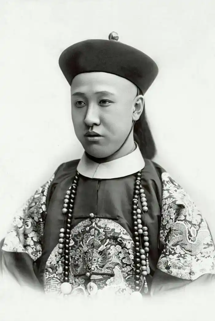 清朝第十一位皇帝,定都北京后的第九位皇帝,在位年号光绪,史称光绪帝