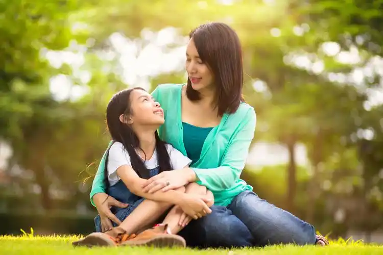 怀抱女孩子的母亲