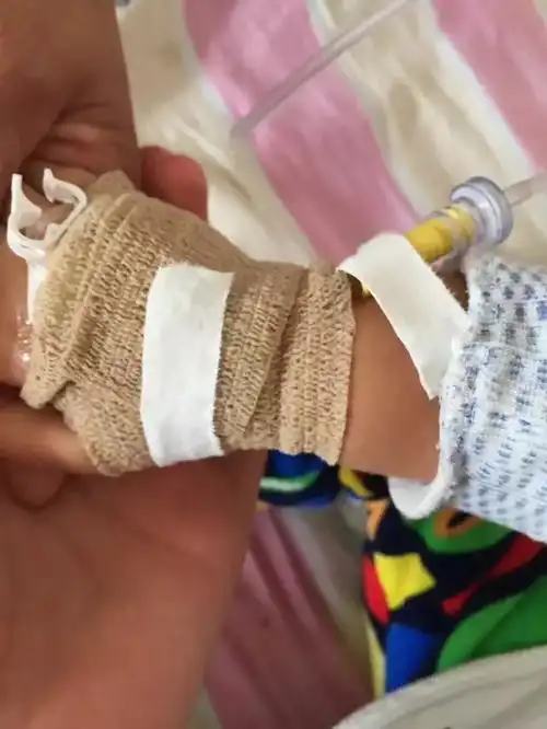 二十一个月,你头一次生病打针,针扎在你手上,疼在妈妈心上