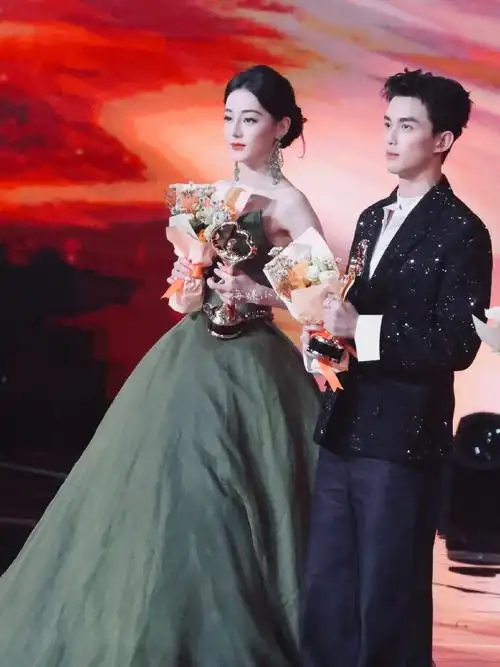 在隼心里长歌比命重  @dear-迪丽热巴@吴磊leo  #愚人节站姐团建