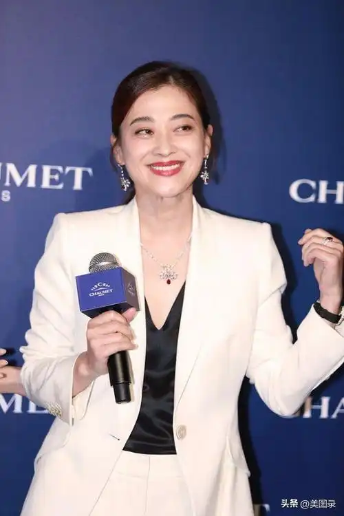 梅婷也难逃美人迟暮!大码裙撑不起,妆容显老十岁,昔日女神不再