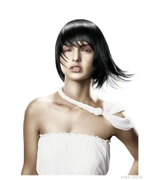 沙宣的发型设计,则是将这种个性与自由的精神,通过发型语言,巧妙地