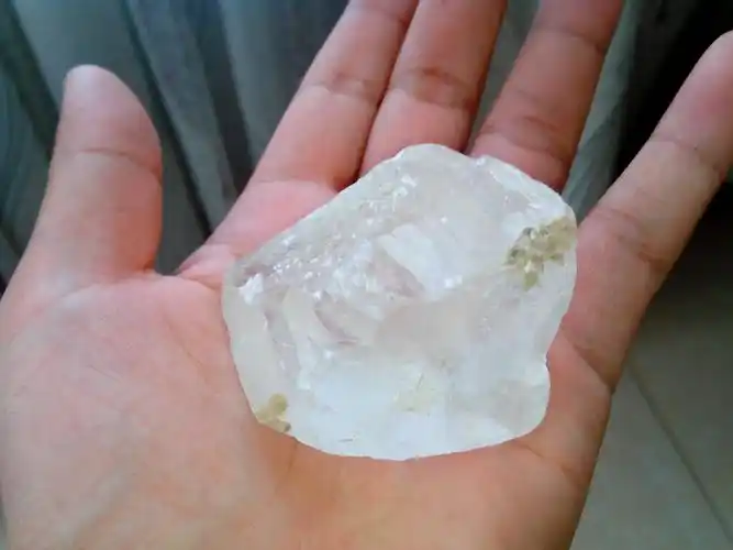 一块儿全透明的,白色的石头之类的东西,不知道是什么材料的,求大神