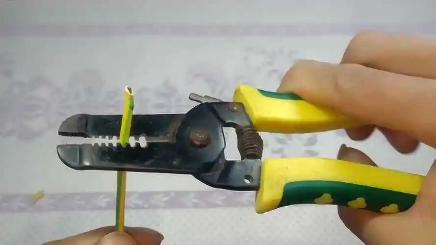 电工用的剥线钳剥电线皮不好剥只要学会这个方法一招搞定