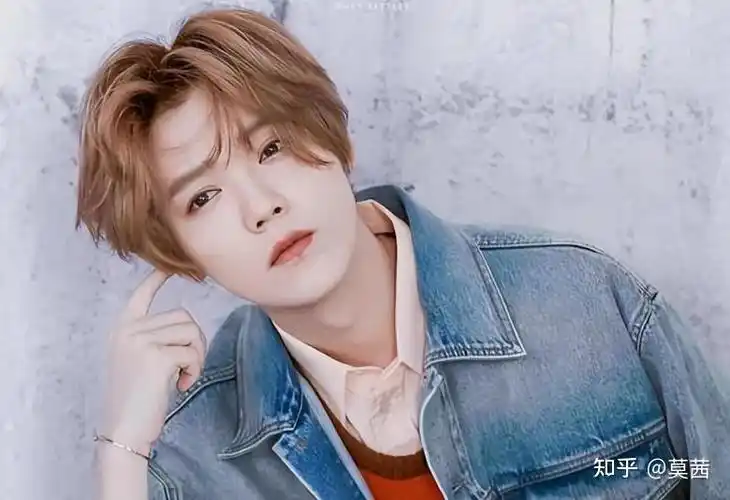 关晓彤,快管管你男友:34岁搞直播的鹿晗,已彻底"放飞自我"了