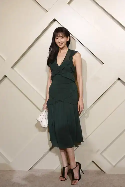 45岁林志玲很会穿呀穿粉蓝色娃娃裙太减龄说18岁都不过分