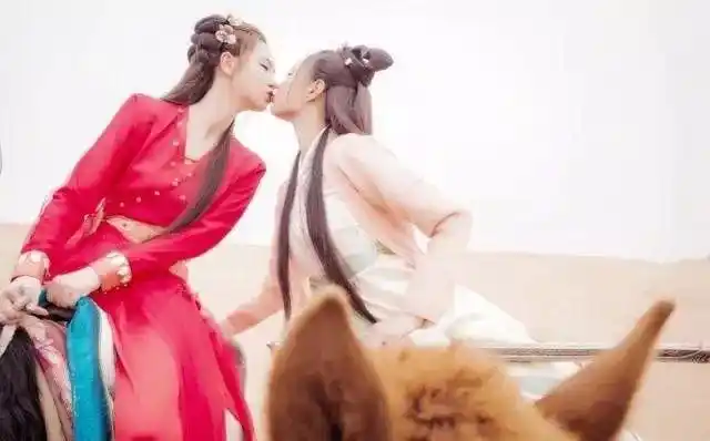 戚薇沈梦辰女女接吻她的激吻唇让人想入非非