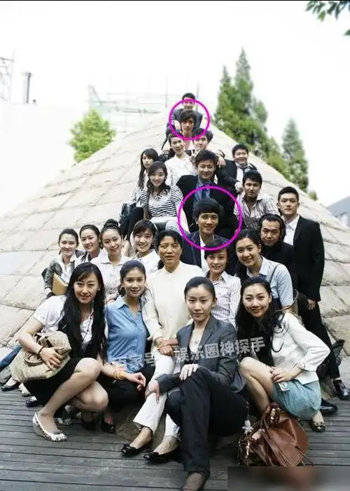 看到彭冠英和朱一龙大学时的照片网友这个傅慎行有点憨