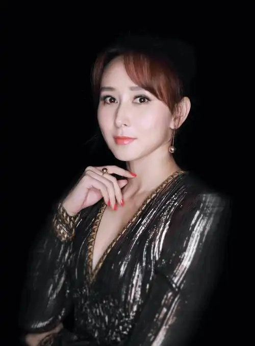 揭秘胡静:颜值与演技齐飞,如何成为娱乐圈新宠儿?_身材_魅力_个性