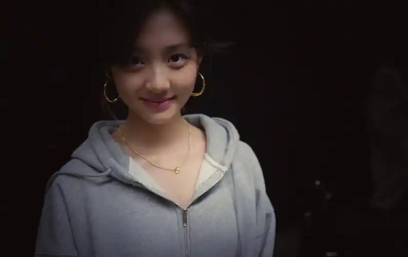 黄多多爱美实锤了!16岁生日爸妈晒女儿素颜,小姑娘晒自己化妆照插图3