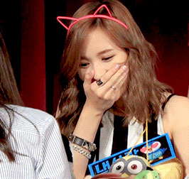 偷笑捂嘴开心名井南gif动图_动态图_表情包下载_soogif