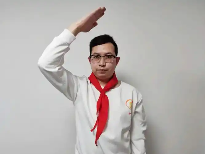 2队礼的基本动作右手五指并拢,高举头上,它表示人民的利益高于一切.