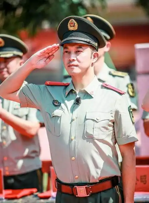帅气兵哥哥上线!沙溢入营坐姿端正尽显军人风采 - 秋霞影视