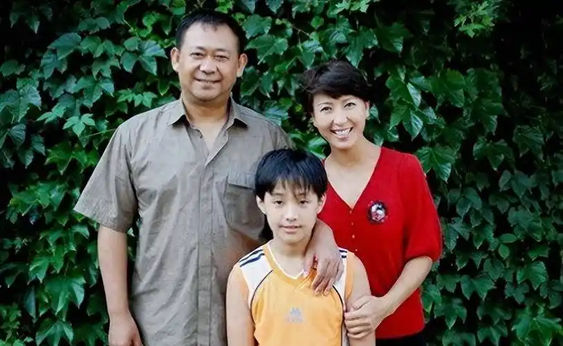 地方著名演员闫学晶:嫁大10岁富商,如今过得怎样了_父母_父亲_林越