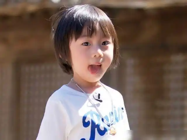 早前,因为有网友看到kimi长大的照片,直接吐槽"长残",导致父母如今都