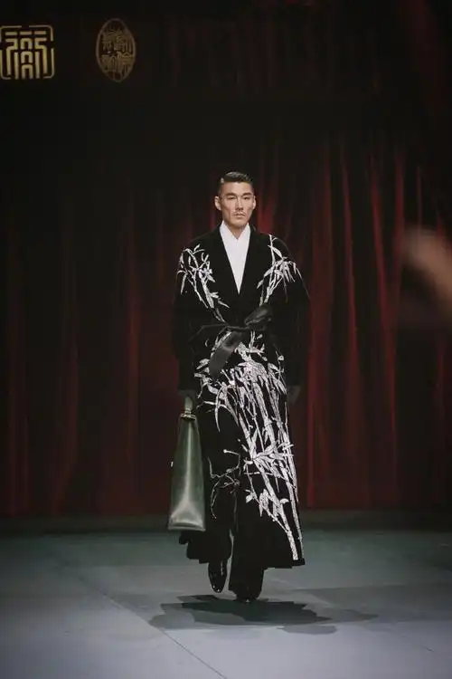 胡兵在巴黎时装周