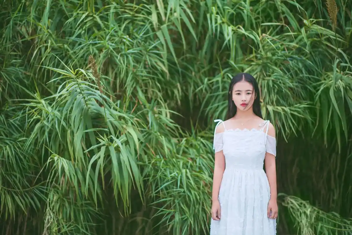 绿色是夏天最好的文案～#外景拍摄 #个人写真 #一起享受大自 - 抖音