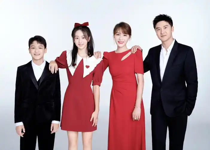 田亮除夕晒全家福,为增高脚踩木头,14岁森碟1米7和妈妈一样高