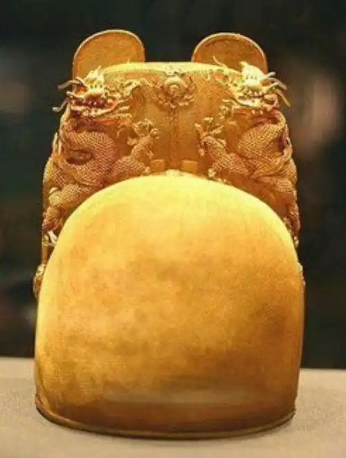 有一个清朝冠帽上才会有的帽正,而正儿八经的明朝帽子,是没有这个小