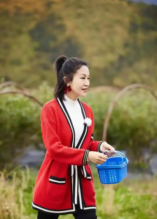 46岁鲍蕾真年轻,穿红色针织开衫搭破洞小黑裤,时髦又显气质!_时尚_腰