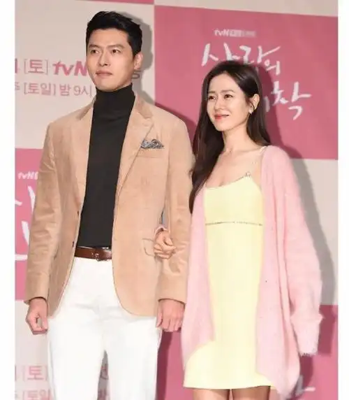 玄彬& 孙艺珍现身发布会,现场满满粉红气息,两人氛围太甜了