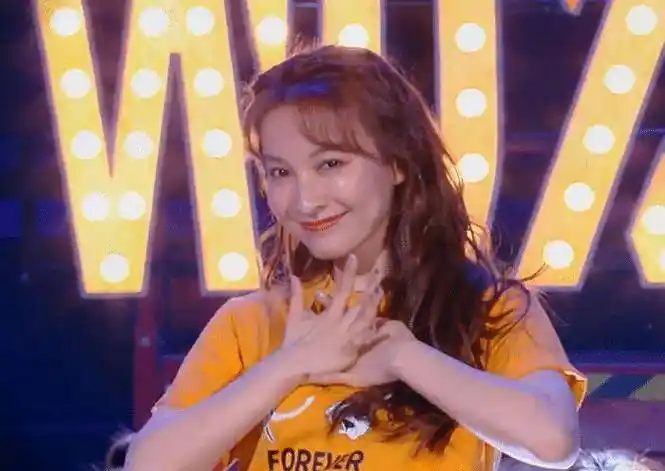 《快乐大本营》吴昕跳开场舞,动作到位表情管理超好,女团范十足_节目