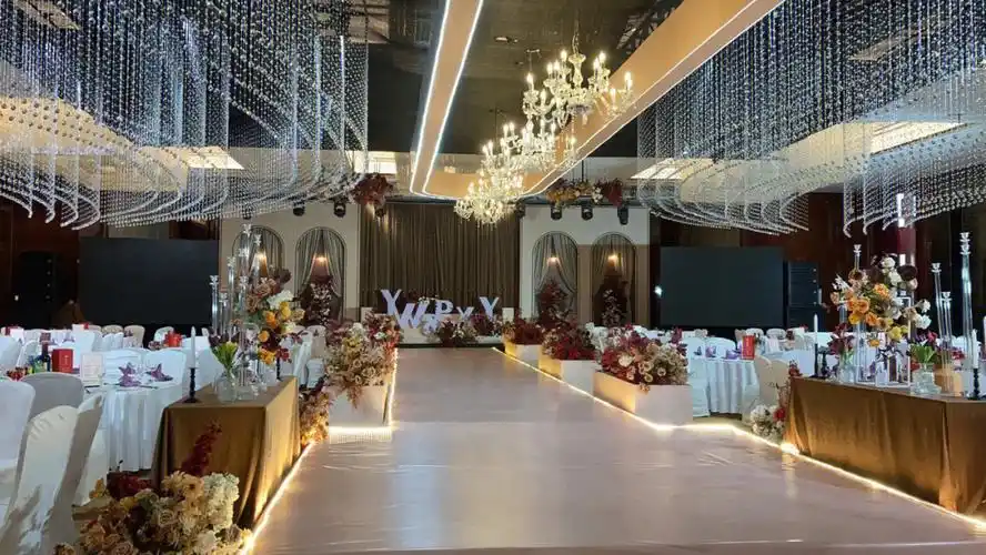 龙门架水晶顶奶咖色婚礼现场无p图手机实拍