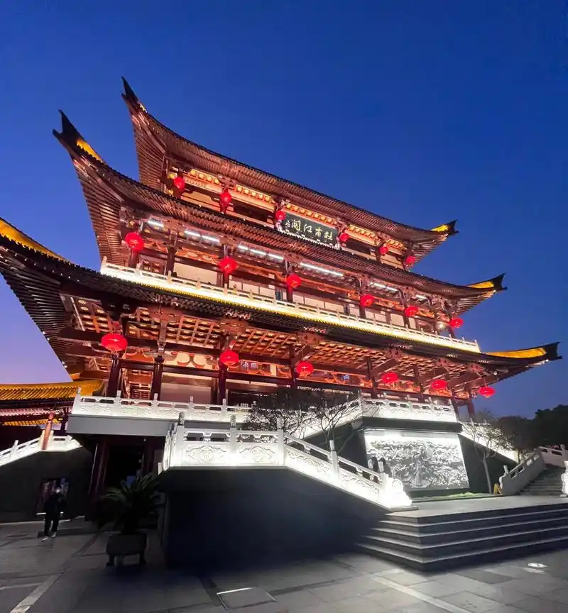 游客打卡|杜甫江阁📍 杜甫江阁,湘江边临水而建,登高阁远眺湘江两岸