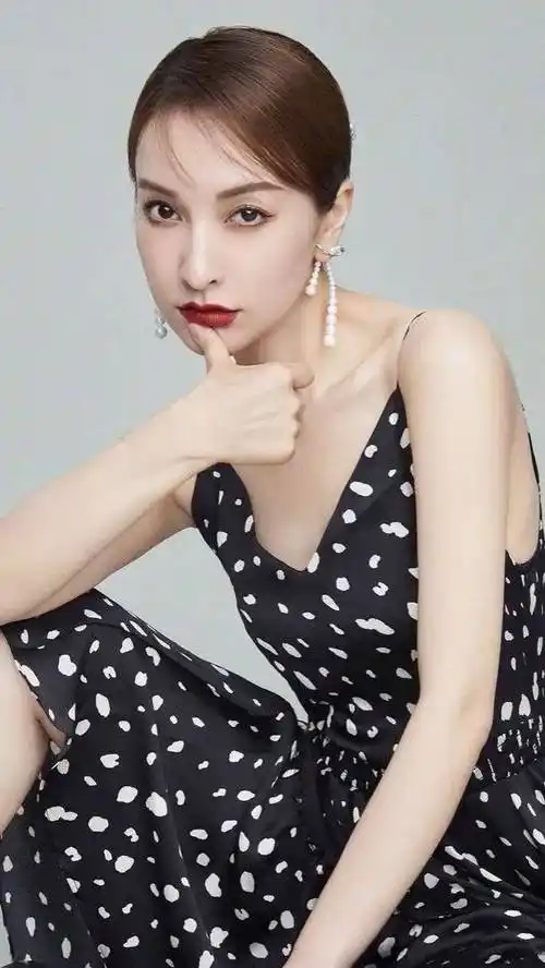 40岁吴昕一夜狂赚2亿!坐拥3栋豪宅8家餐厅,网友:娜姐牙都咬碎了.