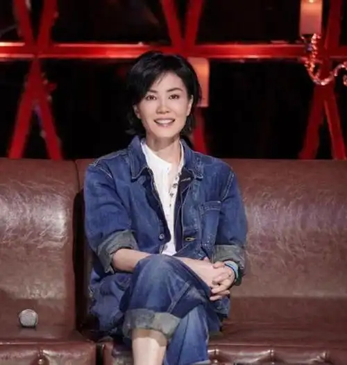 王菲终于换新发型短发烫卷还做了齐刘海和男友人同框不像52岁