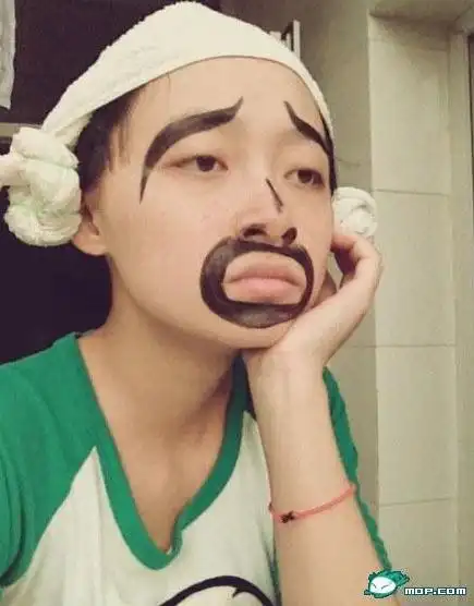 鬼脸妹子微博晒鬼脸犯二图走红,早就说过不能放我一个人在宿舍(一)