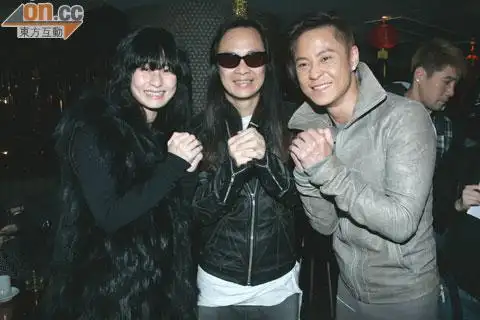 蔡一智(中)与太太一同出席蔡一杰的生日会.