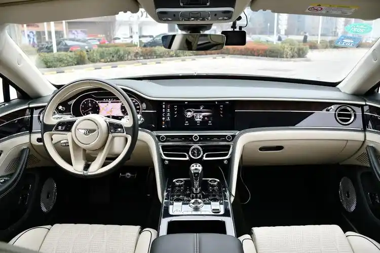 试全新宾利飞驰开了一圈这几点让人印象深刻