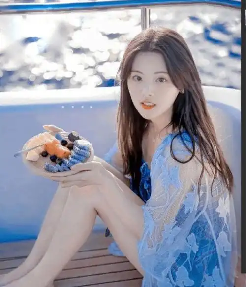 女明星们纷纷秀出泳装照美好身材展露无疑真的是让人浮想联翩