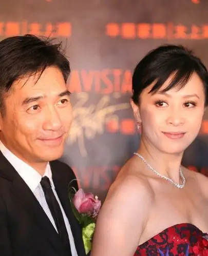 明星美图:图一刘嘉玲与梁朝伟往年合照,迷人微笑,气质优雅!