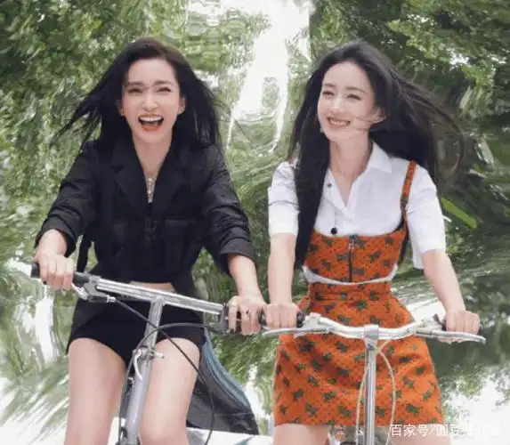 赵丽颖李冰冰拍封面:两人相差14岁,状态很像同龄人