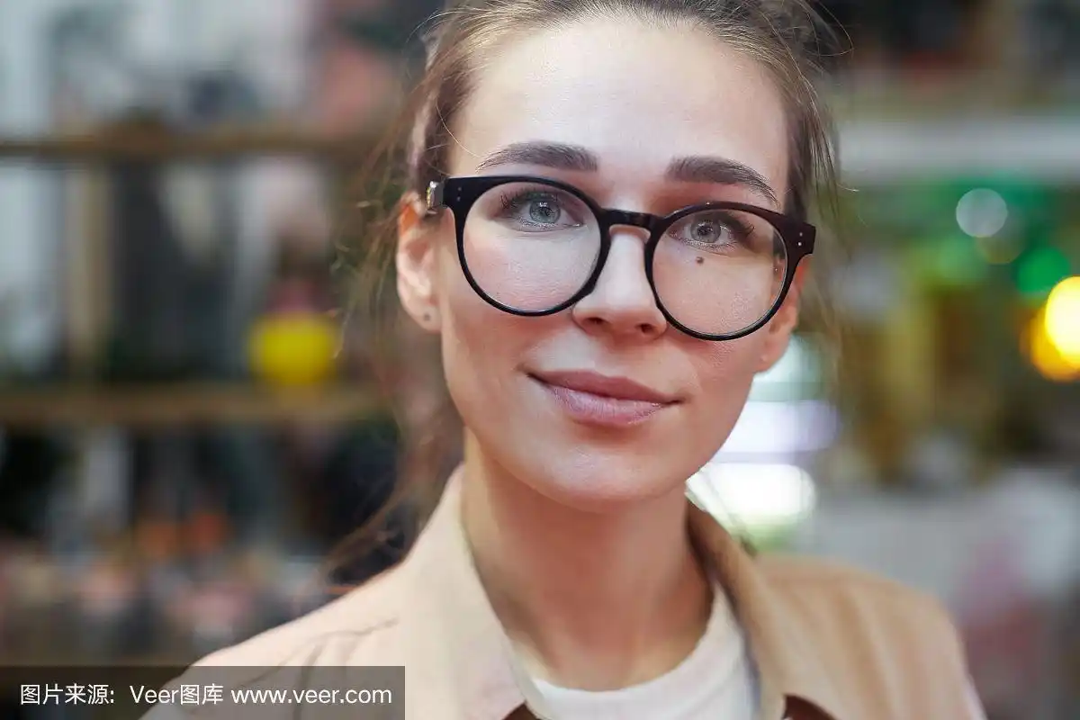 戴眼镜的年轻女子
