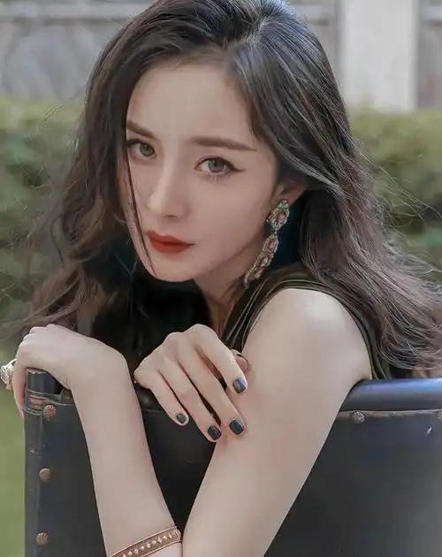 娱乐圈的半截美人这6位看脸绝美但腿粗虎背熊腰是硬伤