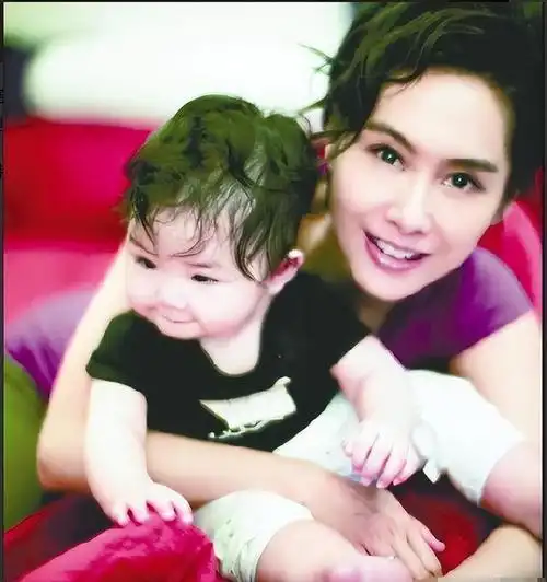 本以为邱淑贞女儿够美了,但看到了朱茵女儿,全世界等她长大