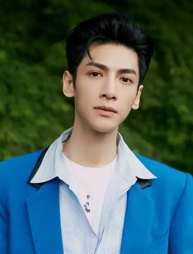 罗云熙最新大片,大背头配西装外套,霸气总裁上线