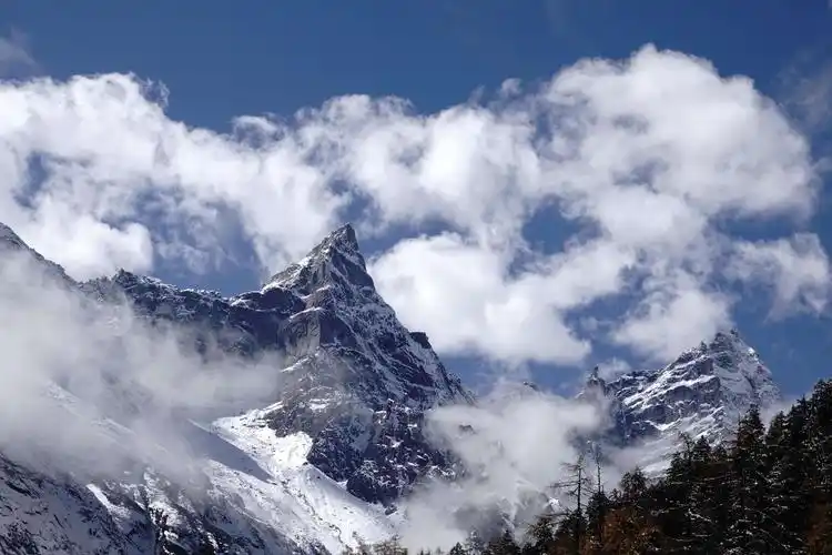 蓝天,白云,红叶,金黄,雪山,清澈见底的湖水,雪水融化潺潺流淌的溪水