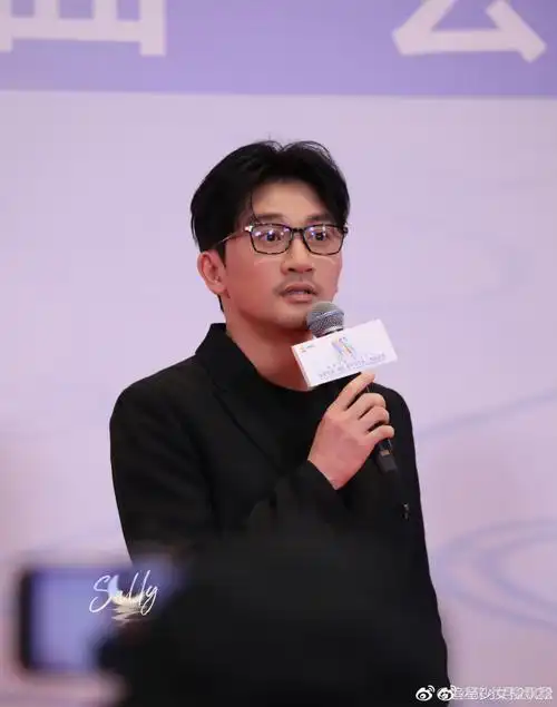 苏有朋留胡子了#苏有朋出席中国电影大数据盛典,黑色西装 黑框眼镜