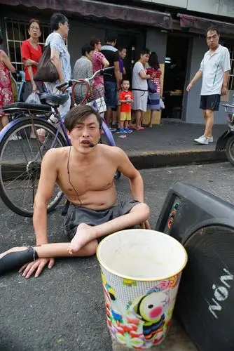 南京路流浪汉现象考