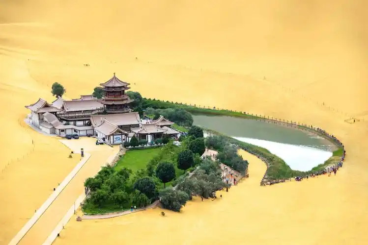 鸣沙山敦煌月牙泉